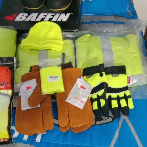 High vision snow suit,coat,gloves and Thermal freezer boots - Picture 8 of 9